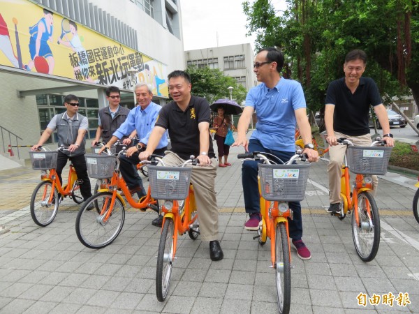 國民黨台南市長參選人高思博，今天北上與姊夫、新北市長朱立倫，一起騎乘YouBike，了解新北市政建設。（記者何玉華攝）