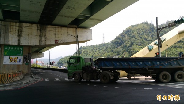 月眉土資場每天管控最高進場車輛數為240輛。（記者林欣漢攝）