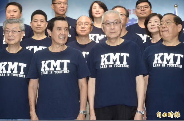 馬英九要求...頭一次衣襬在外面 吳敦義：還是放進去好