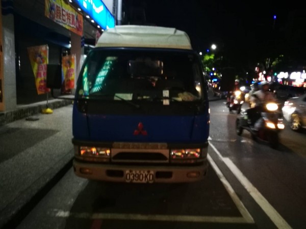 蔣里長的貨車停放在車格內，穿越馬路時卻遇死劫（記者吳昇儒翻攝）