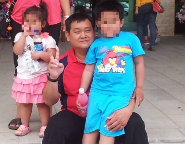 台南市刑大偵六隊偵查佐陳弘源（中者）不幸病逝，身後留下一對年幼子女。（圖：南市刑大偵六隊提供）