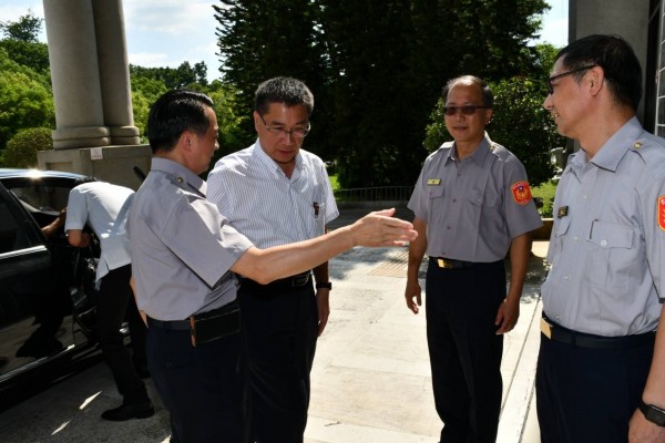 內政部長徐國勇（左2）訪視雲林縣警局，宣誓查賄制暴。（記者詹士弘翻攝）