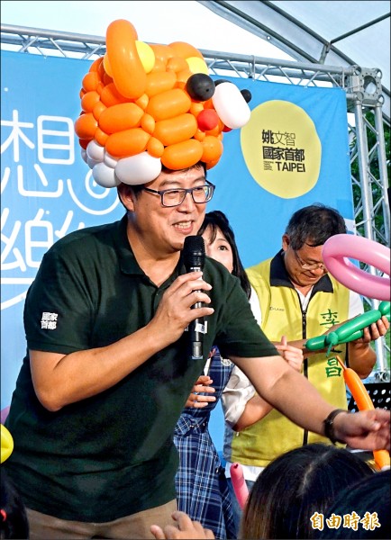 民進黨台北市長參選人姚文智昨出席親子音樂會，與小朋友互動。（記者張嘉明攝）