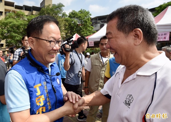 國民黨台北市長參選人丁守中2日出席南港區後援會成立大會，向支持者握手致意。（記者簡榮豐攝）