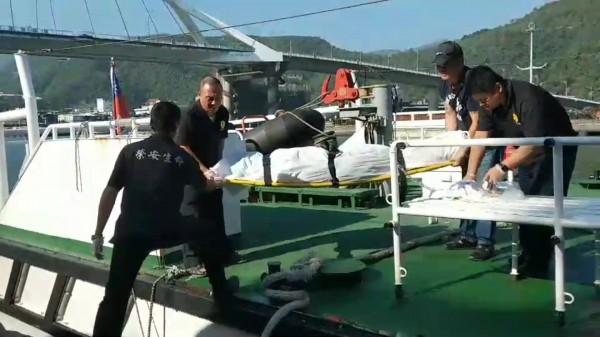 搜救人員找到落海的魏姓女子遺體。（記者江志雄翻攝）