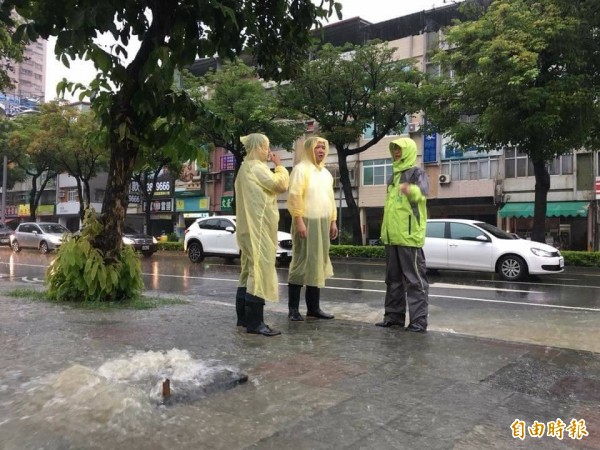 高雄連日豪雨，受災戶可於30日內，向國稅局報備勘驗，稅捐得以扣除減免。（記者葛祐豪攝）