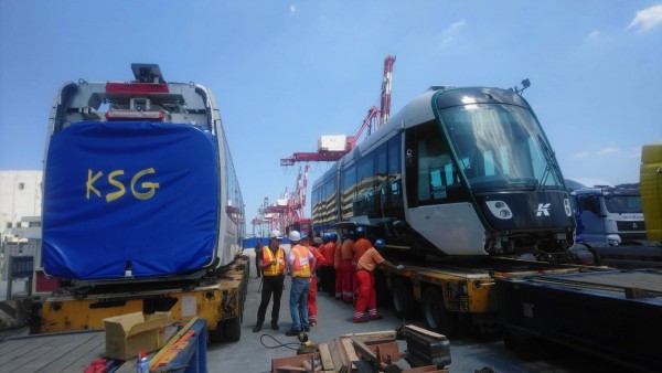 高雄輕軌二階全新列車運抵基隆港。（圖由高市捷運局提供）