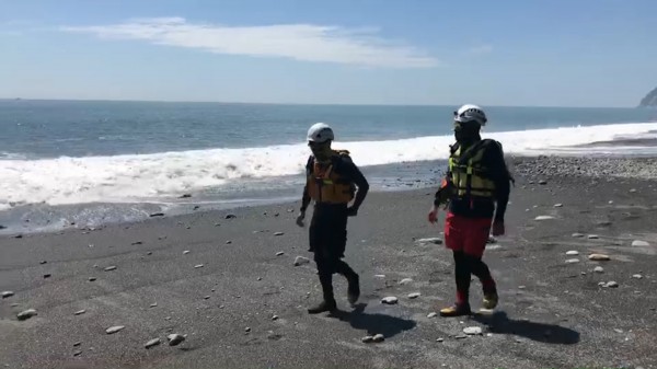 救難人員今持續在神秘海灘搜尋沙灘車業者何興龍的下落。（記者江志雄翻攝）