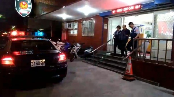 警方將黃男移送法辦。（記者鄭景議翻攝）