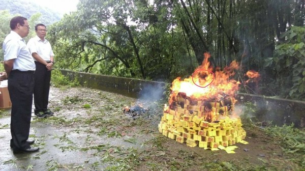 台南警方日前偵破南化山區白骨案，趁中元節普度重回現場燒金紙祭拜亡者時，火煙中竟隱約顯現人臉。（記者萬于甄翻攝）