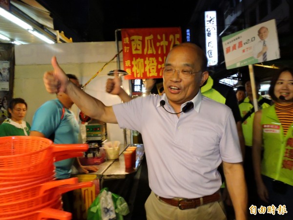 民進黨新北市長參選人蘇貞昌今晚至板橋區湳雅夜市掃街拜票。（記者賴筱桐攝）