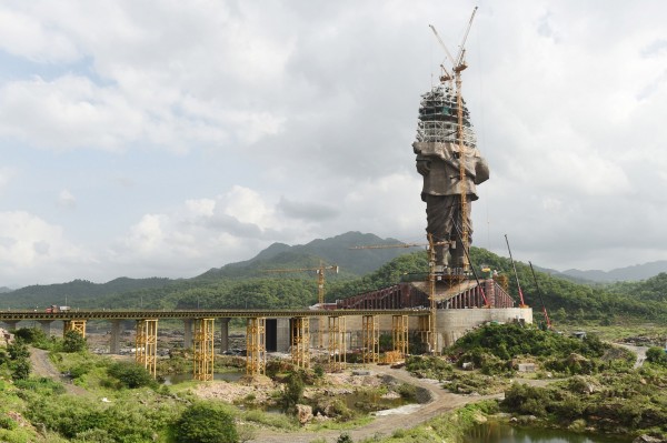 印度為了向獨立運動英雄帕特爾（Sardar Vallabhbhai Patel）致敬，建造高達182公尺的大雕像。（法新社）