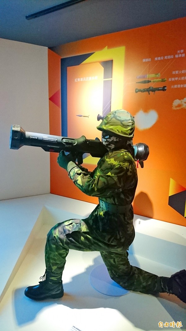 
A Kestrel shoulder-launched missile system developed by the Chungshan Institute of Science and Technology is exhibited on March 30.
Photo: Lo Tien-pin, Taipei Times