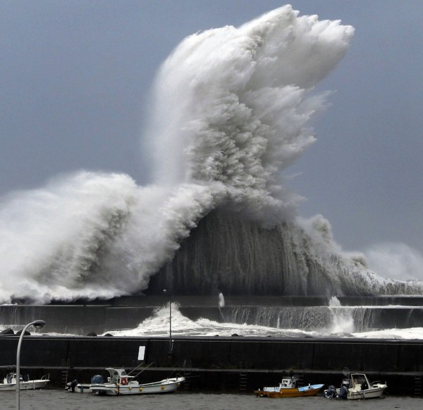 燕子颱風侵襲日本，在高知縣外海掀起滔天巨浪。（美聯社）