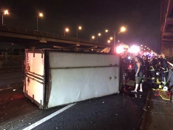 小貨車追撞前車後側翻在外側車道，駕駛當場慘死。（記者曾健銘翻攝）