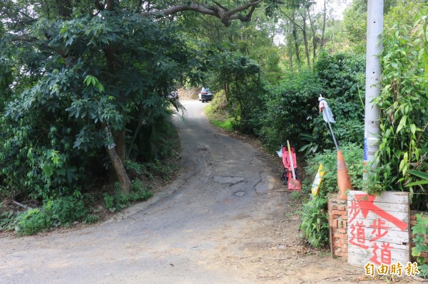 該步道為通往鄭漢步道的必經之路，也是附近居民進出唯一道路。（記者鄭名翔攝）