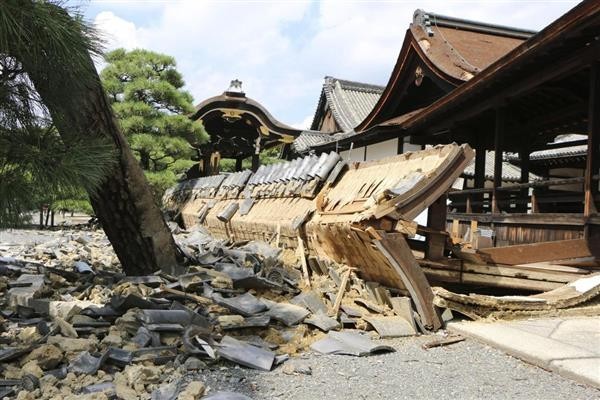 受到強颱吹襲京都世界遺產西本願寺內「南能舞台」南側的圍牆倒塌。（取自產經新聞）