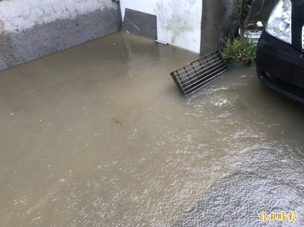 桃園市平鎮區東豐路133巷排水系統不良，今天午後雷陣雨造成居民屋內屋外積水。（記者許倬勛攝）