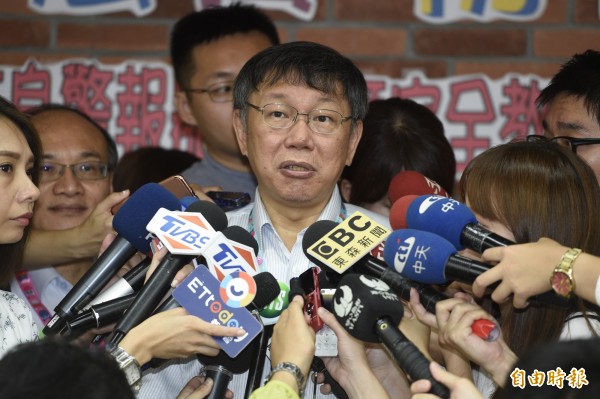 台北市長柯文哲5日出席防身警報叫拉跑，學童安全你我護活動，會後接受媒體訪問。（記者叢昌瑾攝）