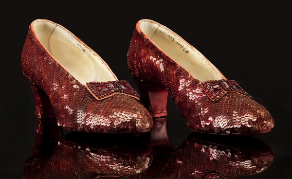 失竊後經過13年，電影綠野仙蹤女主角所穿的紅鞋終於物歸原主。（法新社）