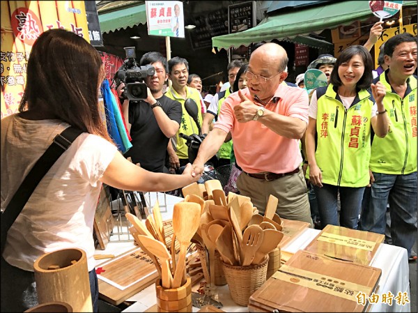 進黨新北市長參選人蘇貞昌和多名市議員參選人前往商圈、市場拜票。（記者李雅雯攝）