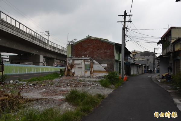 法院駁回屏東市公勇路停止執行命令，縣府可以再進行拆除。（記者葉永騫攝）