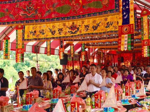 大雅區公所在科雅東路與通山路口舉辦「祈安消災路祭普施大法會」，吸引大批民眾參與，祈求地方平安。（大雅區公所提供）