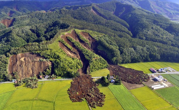 厚真町山坡大量土石崩落。（歐新社）