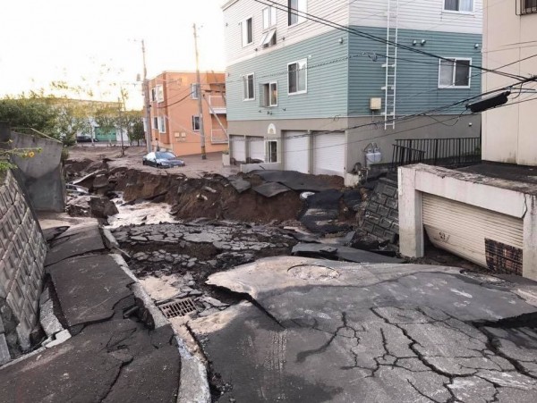 札幌市清田區出現土壤液化現象，造成路面塌陷。（圖擷取自Twitter）