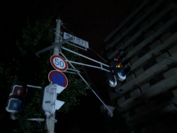 日本北海道街頭號誌受停電影響，無法運作。（圖擷取自HBC北海道放送）