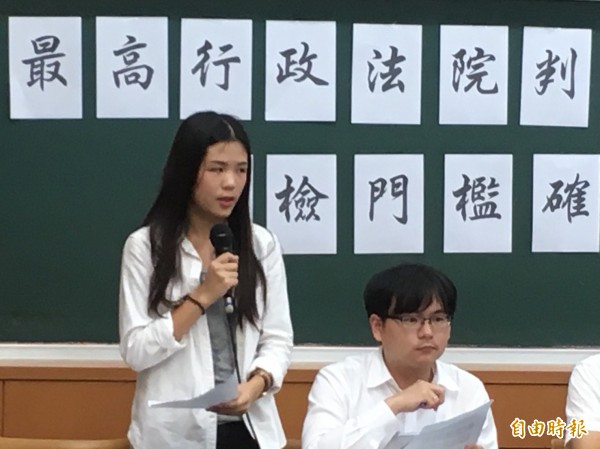 目前有120多所大學的英檢門檻被指違法，開第一槍控告政大的賴怡伶（右）今早在政大師生陪同下召開記者會，呼籲仍有英檢門檻的各大學學生起身捍衛自己權益。（記者林曉雲攝）