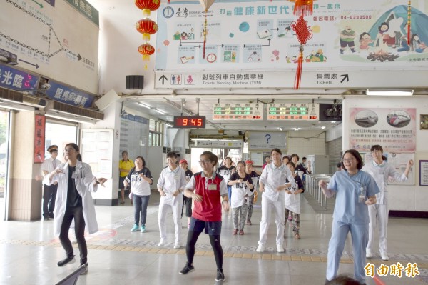 彰基醫護人員於彰化火車站候車大廳大跳健康運動操，充滿健康活力氣息。（記者湯世名攝）