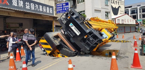 南區新興路、利南街口道路塌陷，卡車陷坑洞，市府強調主要原因是下方箱涵老舊所致，與豪雨無關。（記者洪瑞琴翻攝）