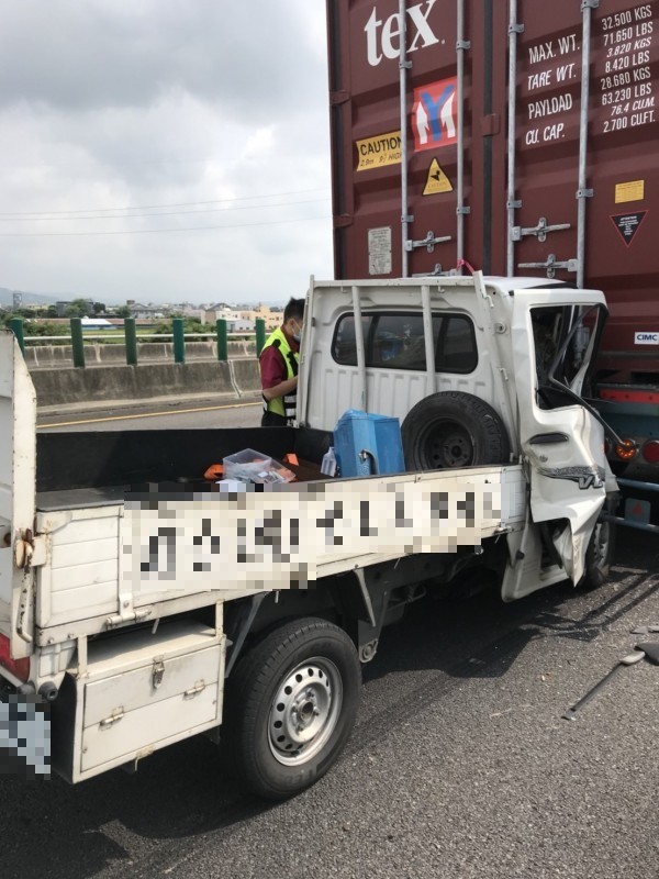 國道3車追撞，小貨車駕駛一度受困救出送醫。（記者蔡政珉翻攝）