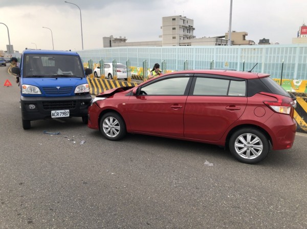 小轎車逆向上路橋，和小貨車正向對撞。（民眾提供）