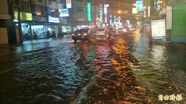 今晚一陣急促的大雷雨，台南安中路再度淹水，至少4、50公分高，大水沖入民宅，許多要從市區返家的車輛紛紛迴轉，造成大塞車。（記者邱灝唐攝）