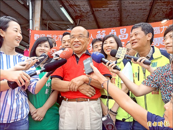 民進黨新北市長參選人蘇貞昌回防三重力行市場掃街。（記者葉冠妤攝）