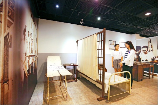南台灣醫療史料館復原1881年初高雄慕德醫院的場景,呈現19世紀下半葉現代醫療服務的景況。(記者潘自強/攝影) 南台灣醫療史料館復原1881年初高雄慕德醫院的場景,呈現19世紀下半葉現代醫療服務的景況。(記者潘自強/攝影)