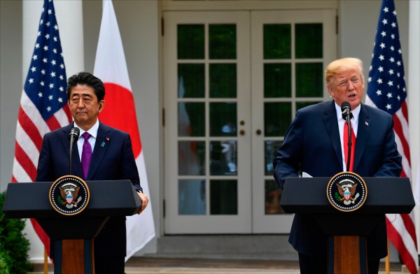 日本可能成為美國總統川普貿易戰矛頭轉向的「頭號目標」。圖為川普與日相安倍同台發表談話。（法新社檔案照）