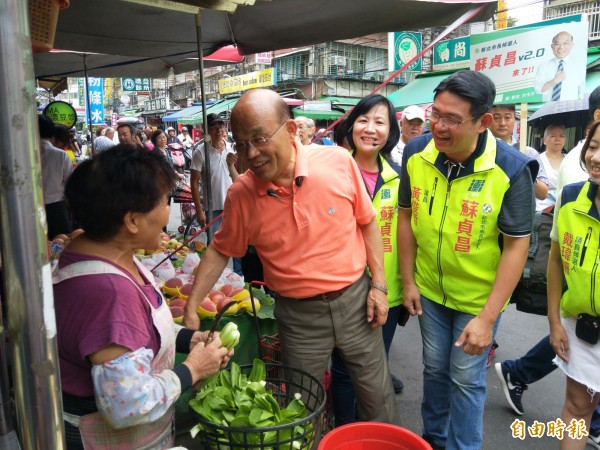 民進黨新北市長參選人蘇貞昌今天早上到板橋新埔市場拜票掃街。（記者何玉華攝）