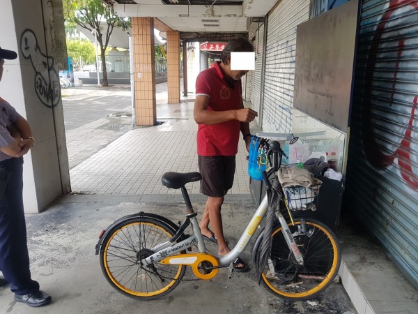 街友騎著失竊半年的O-BIKE，在新崛江趴趴走，辯稱友人借他用的，被警方函送法辦。（記者黃良傑翻攝）