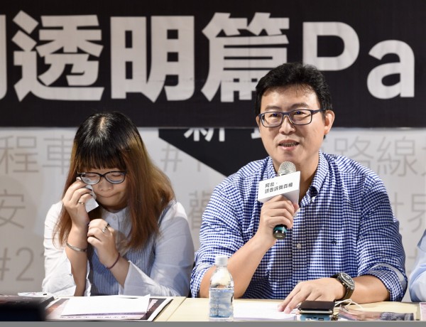 民進黨台北市長參選人姚文智（右）7日上午陪同第二波發問青年潘袁詩羽（左）召開「阿北，請告訴我真相！公開透明篇Part2」記者會，針對北農改建向柯提出4個問題。身為「柯粉」，潘袁詩羽想起柯文哲「變了」，不禁難過落淚。（資料照）