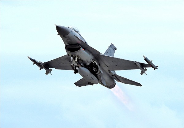 國防部對現正執行中的F-16戰機性能提升計畫，再加碼106億元。（資料照）
