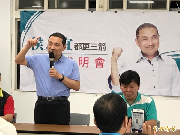 國民黨新北市長參選人侯友宜在板橋區百壽介壽市民活動中心，和里民座談當地都更議題。（記者李雅雯攝）