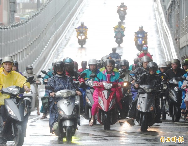 受熱帶性低氣壓影響，今明兩天東半部都要嚴防豪雨等級雨勢發生，宜蘭多處3小時累積雨量破百。（記者王藝菘攝）