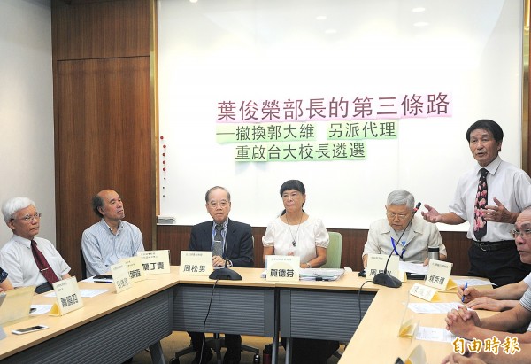 National Taiwan University （NTU） veterinary expert Lai Shiow-suey, right, speaks at a news conference in Taipei yesterday, as colleagues, including NTU professor emeritus Ho De-fen, fourth left, listen.
Photo: Wang Yi-sung, Taipei Times