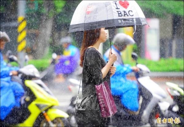 受鋒面影響，昨天北部、東部有豪雨，各地、山區則有午後雷陣雨，氣象局提醒外出民眾攜帶雨具。（記者王藝菘攝）