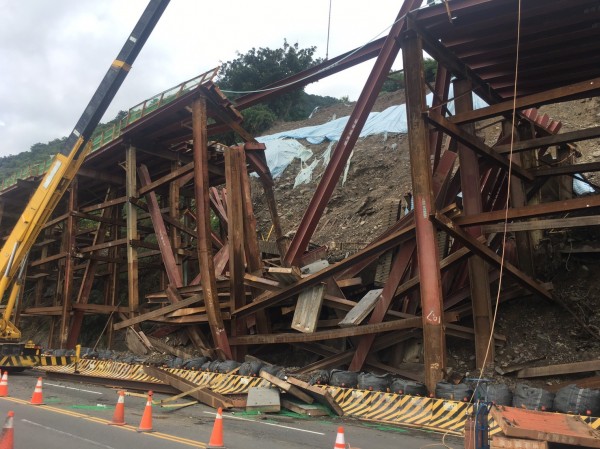 南迴鐵路電氣化工程多良段傳鷹架倒榻事件，研判因土石流造成，（記者陳賢義翻攝）（記者陳賢義攝）