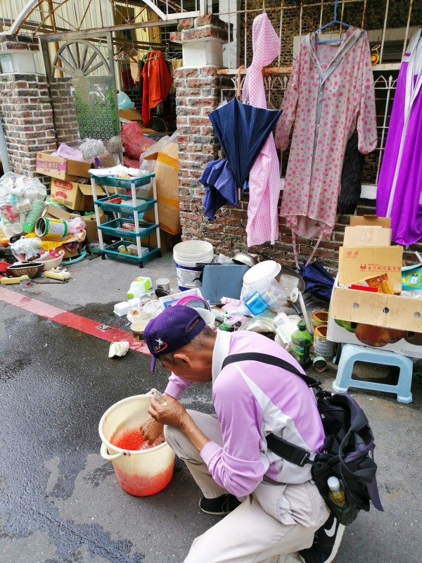 南市衛生局稽查人員查獲登革熱病媒蚊孳生源。（記者王俊忠翻攝）