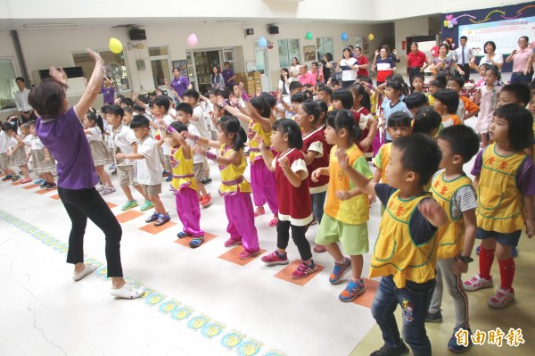 嘉義縣府今天舉辦準公共化幼兒園見證儀式。（記者林宜樟攝）